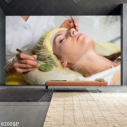 Tranh cô gái nằm chăm sóc da SP6200