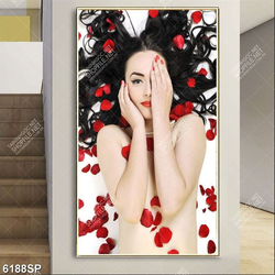 Tranh người đẹp bên những cánh hoa hồng SP6188