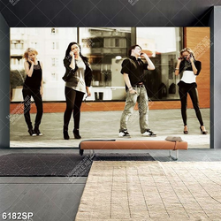 Tranh những thanh niên trẻ nghe điện thoại