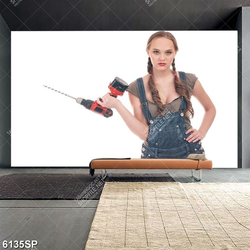 Tranh cô gái trẻ cầm mấy khoan