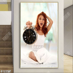 Tranh cô gái cầm đồng hồ báo thức
