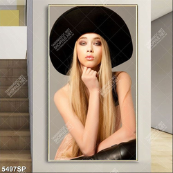 Tranh cô gái đội chiếc mũ đen rộng vành