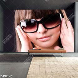Tranh cô gái trẻ đeo mắt kinh treo spa mã số SP5492