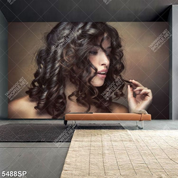 Tranh cô gái có mái tóc uốn xoăn