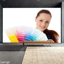 Tranh cô gái trẻ cầm bảng màu