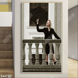 Tranh cô gái cầm chiếc ô đen