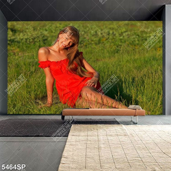 Tranh cô gái xinh đẹp ngồi trên thảm cỏ xanh