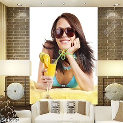 Tranh cô gái trẻ uống nước ép cam