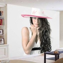 Tranh cô gái đội chiếc mũ rộng vành