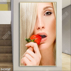 Tranh cô gái tóc vàng ăn dâu tây