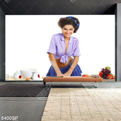 Tranh cô gái trẻ vui vẻ nhào bột