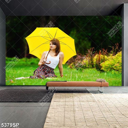 Tranh cô gái che ô ngồi trên bãi cỏ