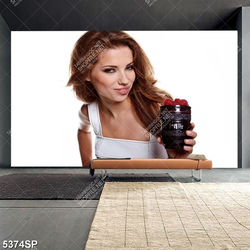 Tranh cô gái cầm ly sinh tố dâu