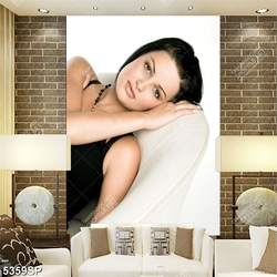 Tranh người đẹp dựa mình bên ghế nệm