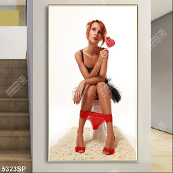Tranh cô gái ngồi trong nhà vệ sinh