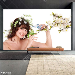 Tranh người đẹp bên cành hoa trắng