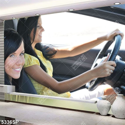 Tranh hai cô gái ngồi trong xe ô tô