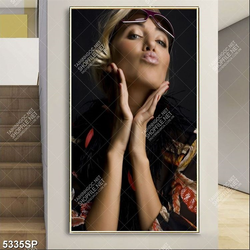 Tranh cô gái trẻ chu môi