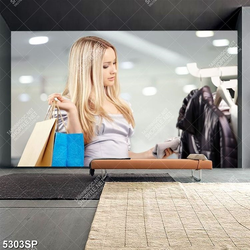 Tranh cô gái tóc vàng thích mua sắm