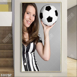 Tranh cô gái cầm quả bóng