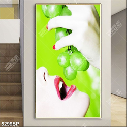 Tranh cô gái cầm chùm nho xanh