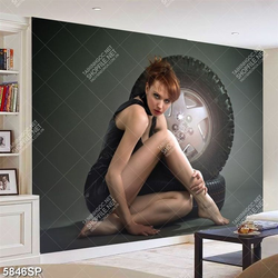 Tranh người mẫu ngồi bên lốp xe ô tô