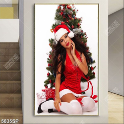 Tranh người đẹp bên cây thông noel