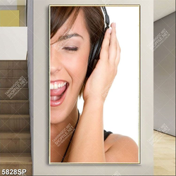 Tranh cô gái cười rạng rỡ