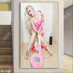 Tranh người đẹp tóc vàng ngồi trong nhà vệ xinh