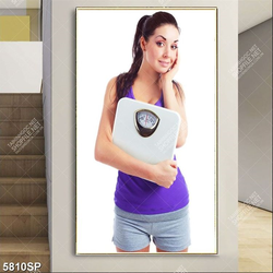 Tranh cô gái ôm chiếc cân