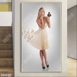 Tranh nghệ thuật bươm bướm đầu trên tay người đẹp