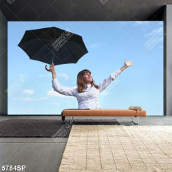 Tranh cô gái cầm ô dưới bầu trời xanh