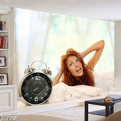 Tranh cô gái và đồng hồ