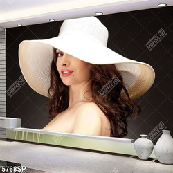 Tranh cô gái đội chiếc mũ rộng vành trắng
