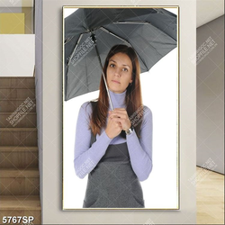 Tranh cô gái che chiếc ô màu đen