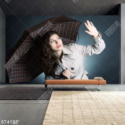 Tranh cô gái trẻ cầm ô