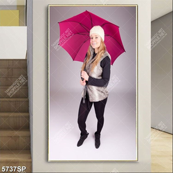 Tranh cô gái che ô màu hồng
