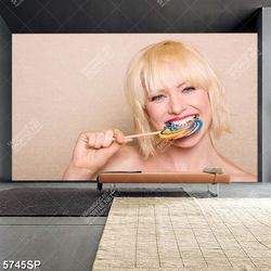 Tranh người đẹp ăn kẹo cầu vồng