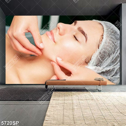 Tranh người đẹp chăm sóc da mặt