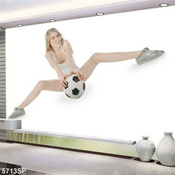 Tranh cô gái ôm quả bóng