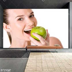 Tranh người đẹp ăn táo xanh