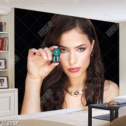 Tranh SP5702 người đẹp cầm xúc xắc