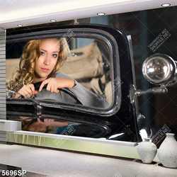 Tranh cô gái tóc vàng ngồi trong xe ô tô
