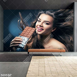 Tranh cô gái đẹp cầm thanh sôcôla