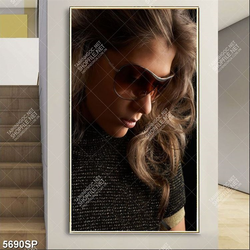 Tranh người đẹp đeo mắt kính