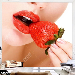 Tranh cô gái ăn dâu tây đỏ