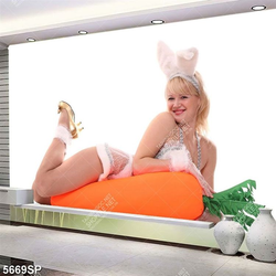 Tranh người mẫu ôm củ cà rốt