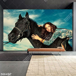 Tranh cô gái ôm chú ngựa