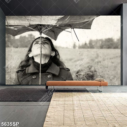 Tranh cô gái che ô