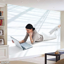 Tranh cô gái nằm xem laptop